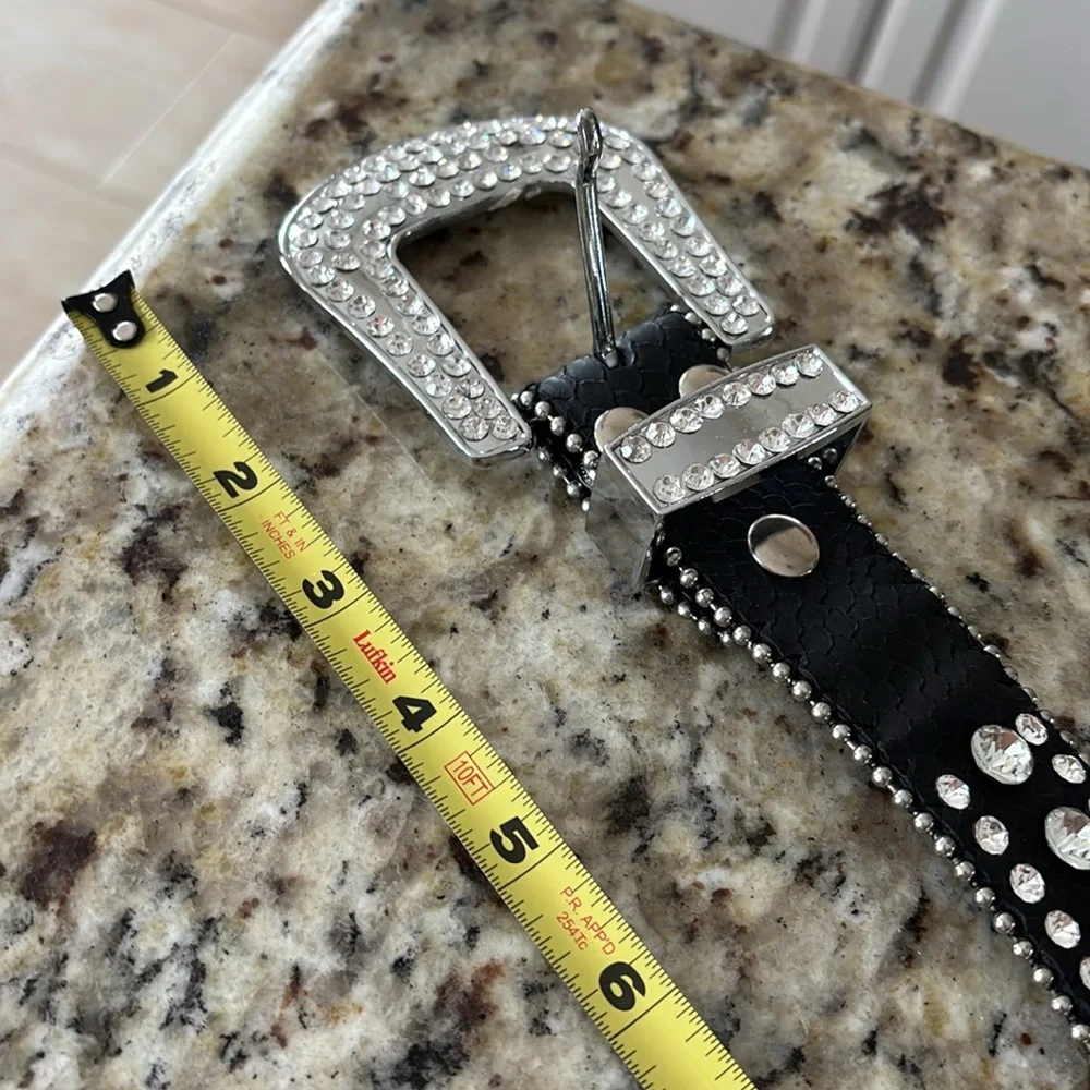 Brand new bling genuine, leather belt,. No stones missing. Size medium large.‎